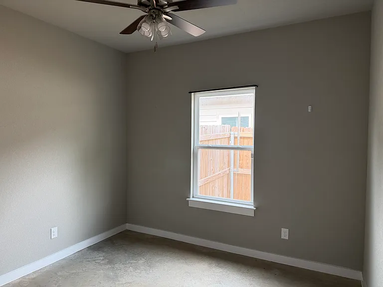 202 E Henderson St — Photo 6