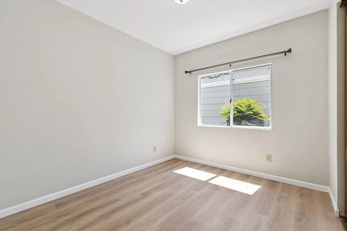 2 bed, 922 sqft, $3,050 — Photo 2