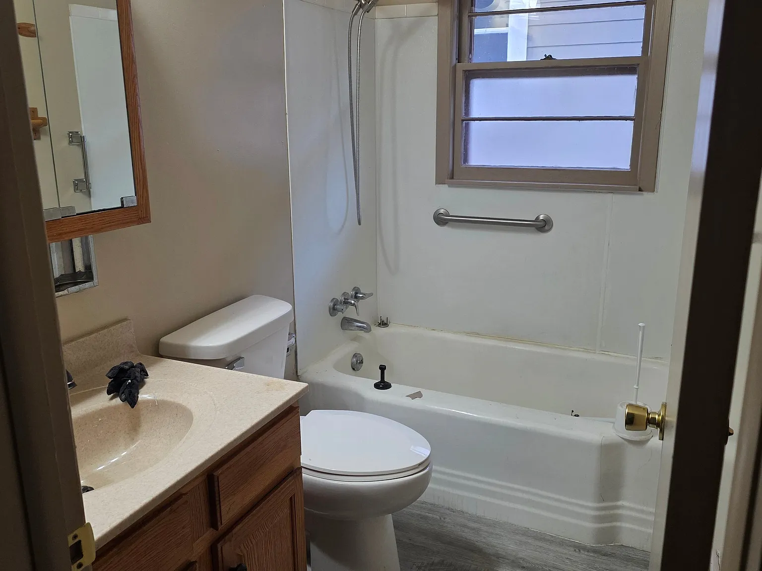 Enjoy low-maintenance living in this clean, private 1-bedroom front unit in Peoria's West Bluff. — Photo 3
