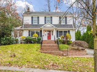 16 Lodge Rd, Great Neck, NY 11021