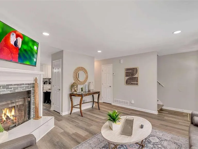 2101 Valley Oaks Dr SE — Photo 3