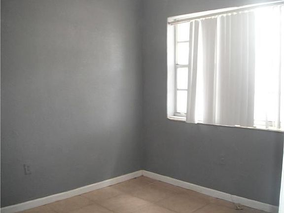 4th image of 900 Curtiss Dr