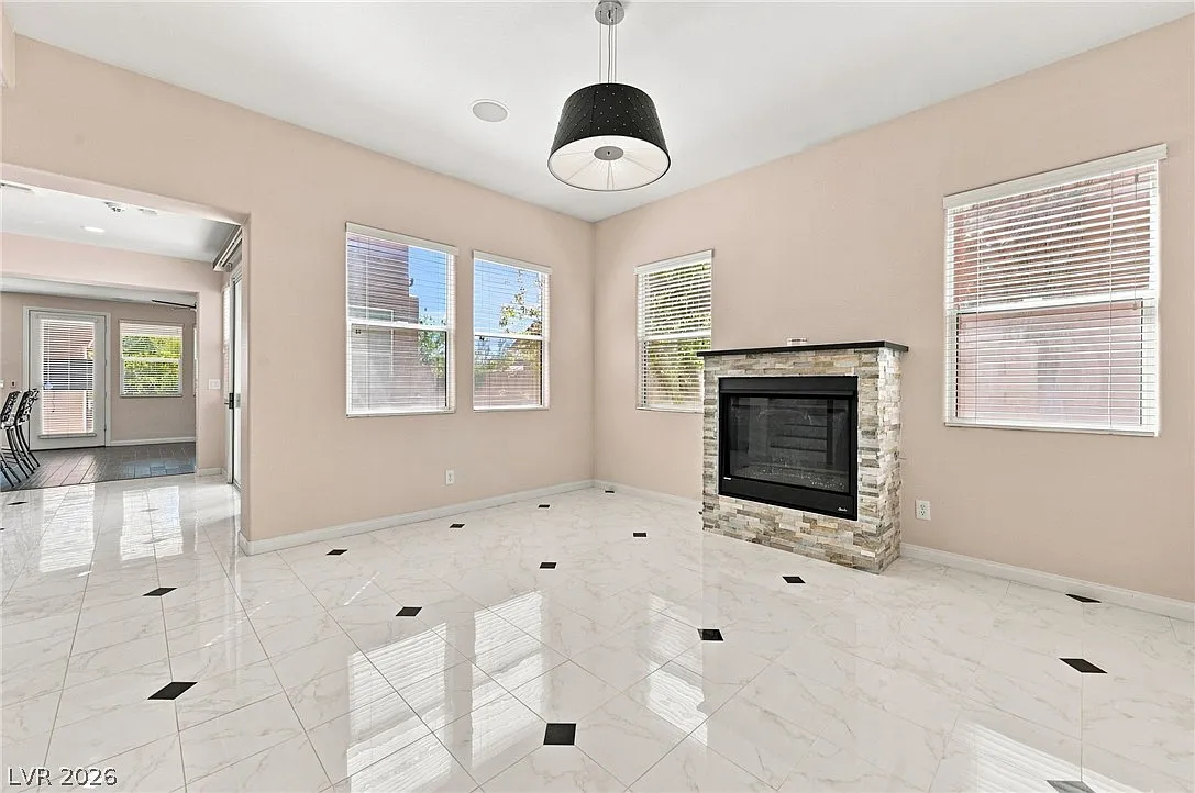 3 bed, 2.5 bath, 2470 sqft, $3,000 — Photo 2