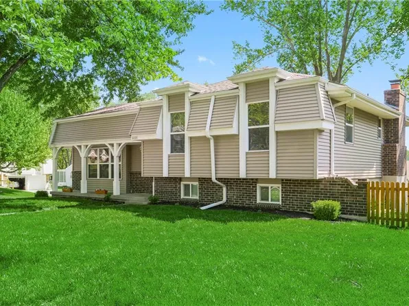 5121 N Wood Ridge Dr, Kansas City, MO 64151
