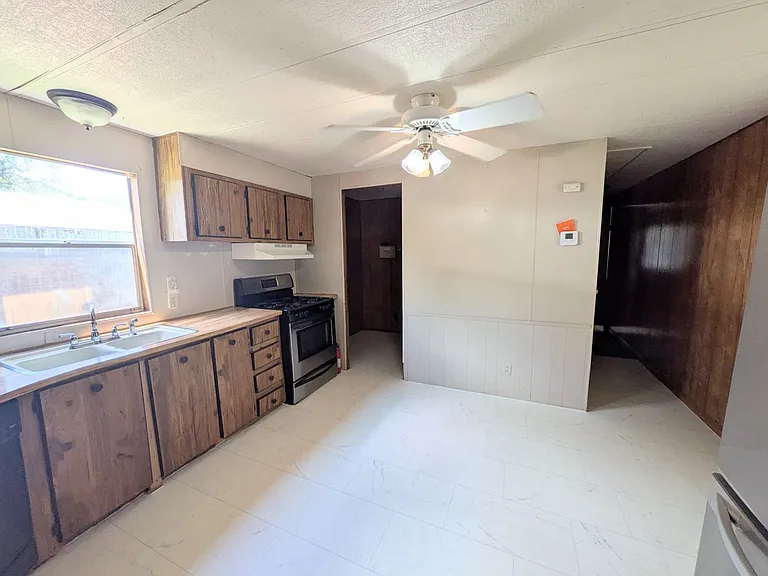 16240 San Pedro Ave — Photo 16