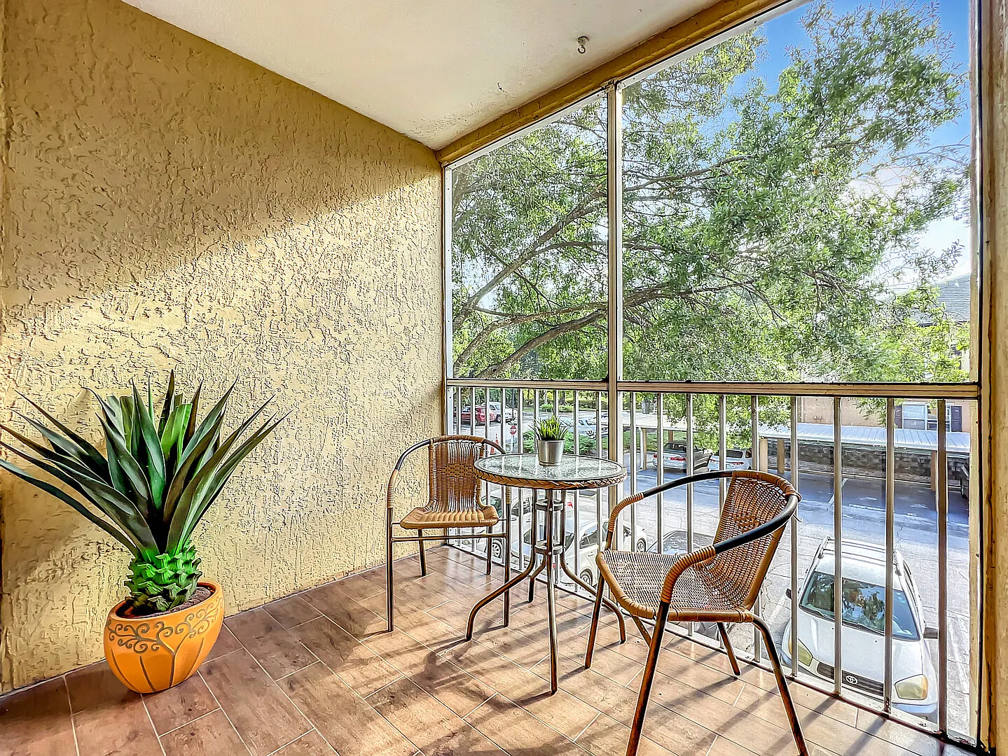 Luxurious & Furnished 1-Bedroom Condo in Gated Community — Photo 2