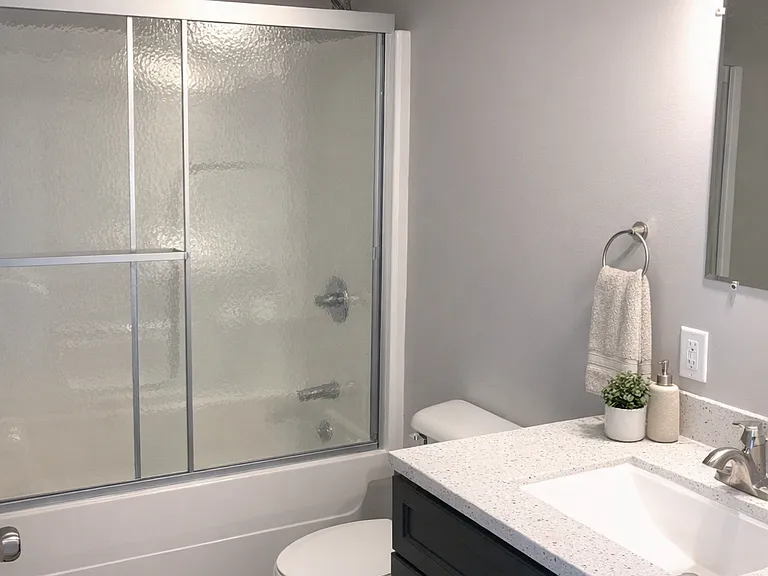208 E Franklin St #208 — Photo 5