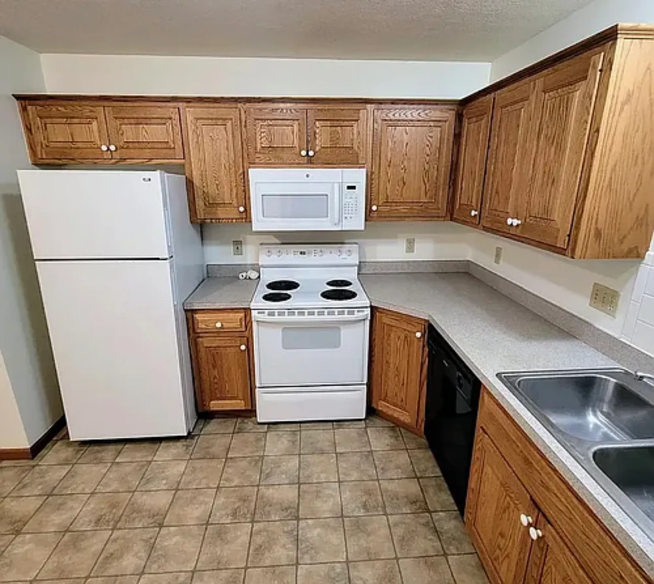 2 bed, 1.5 bath, 1800 sqft, $1,500 — Photo 3
