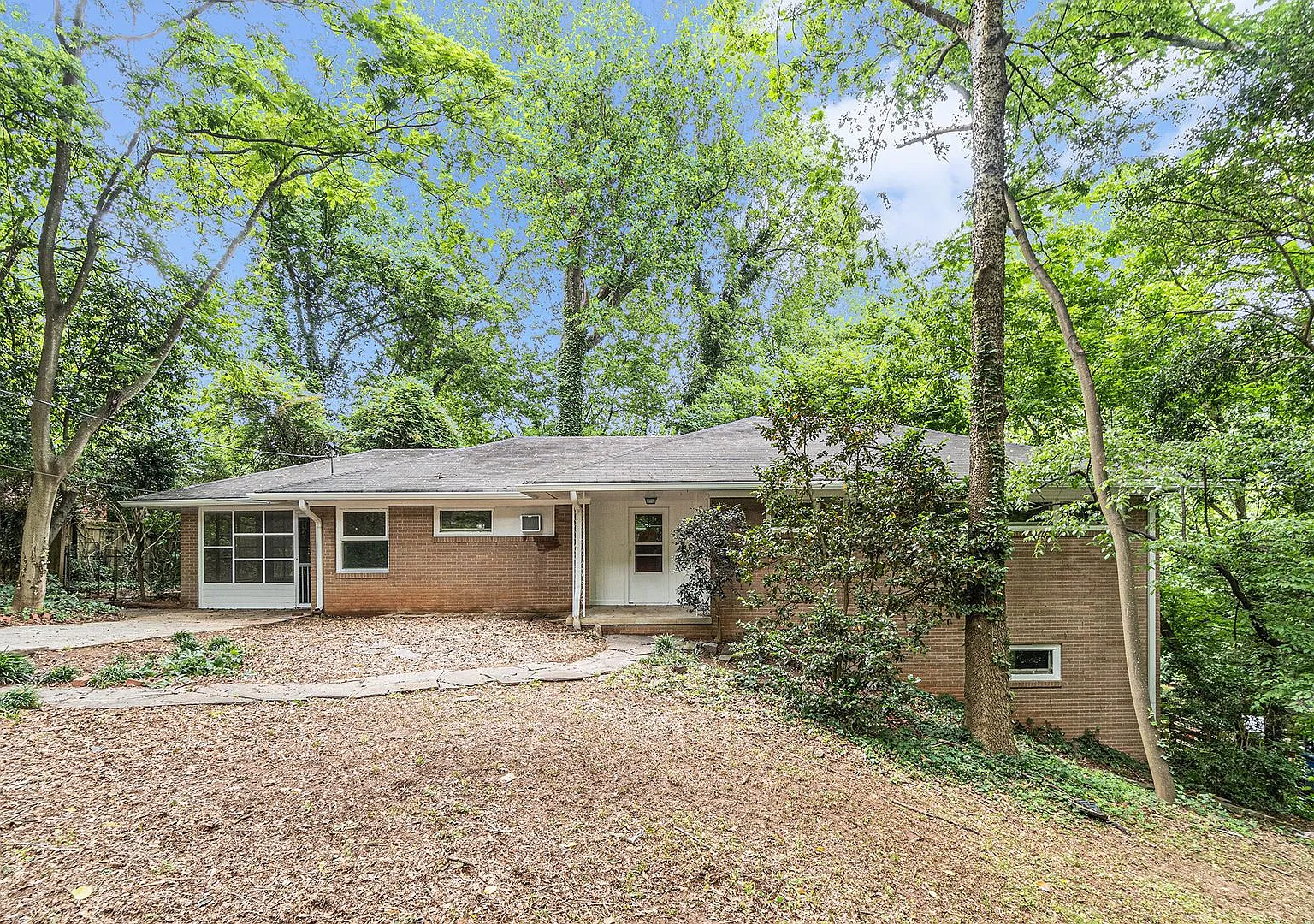 3 Bedroom 2 Bath House Centrally Located Within Emory University — Photo 1