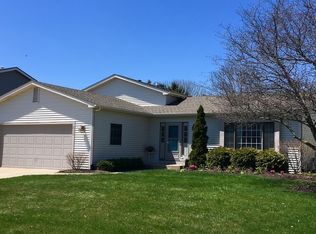 213 S Driftwood Trl, McHenry, IL