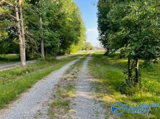 8 E Woods Private Dr, Falkville, AL 35622