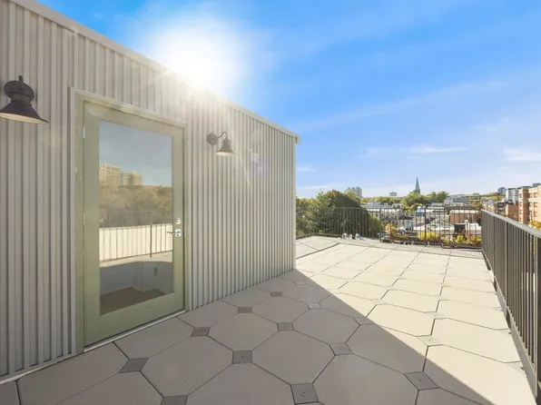 647 Jersey Avenue image 31 of 36