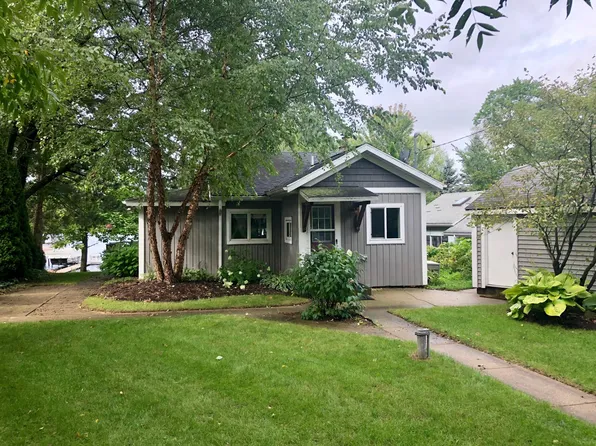 6851 Goldenrod Dr NE, Rockford, MI 49341
