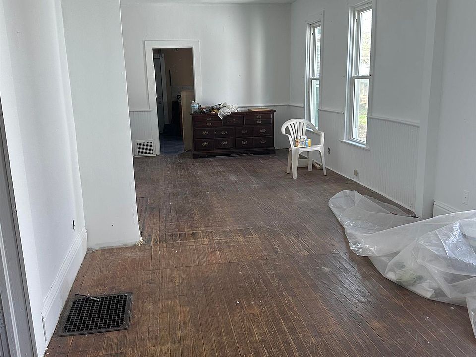 2nd image of 2120 Nelson St