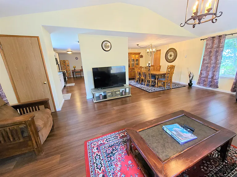 690 Nelson Rd — Photo 3