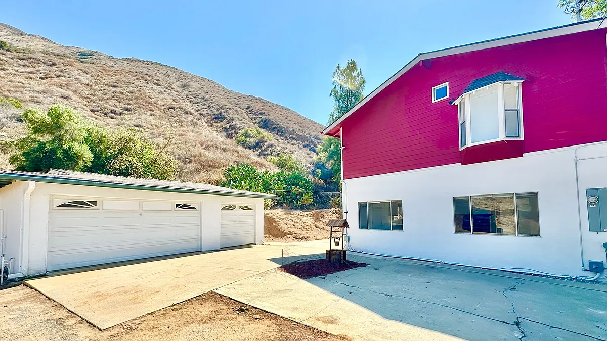 Building Photo - 15626 Adams Dr