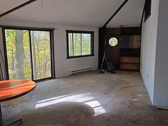 3rd image of 4196 Hemlock Rd