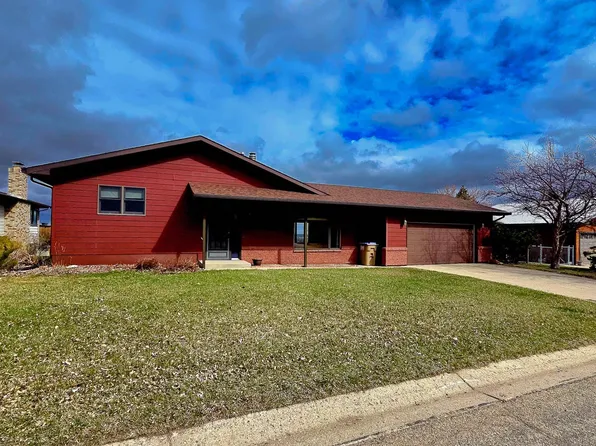 1512 Glacial Dr, Minot, ND 58703