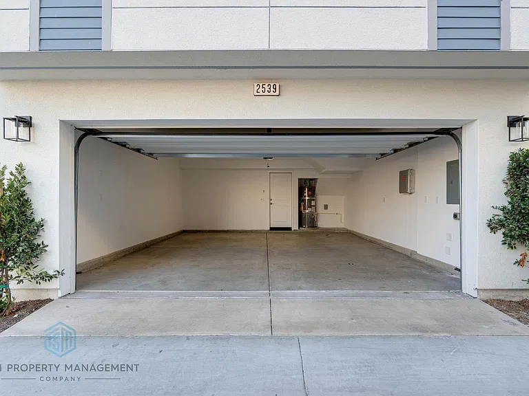 2539 Dorris St — Photo 17