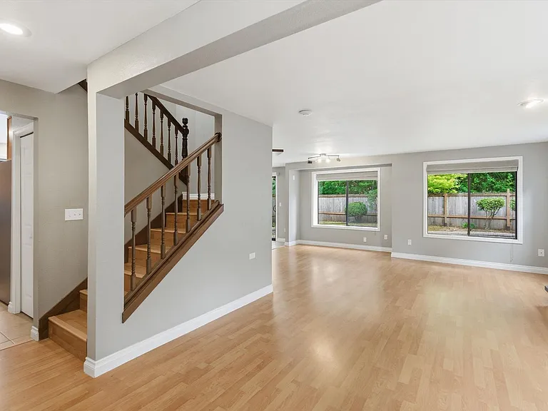 2227 SE 8th Pl — Photo 8