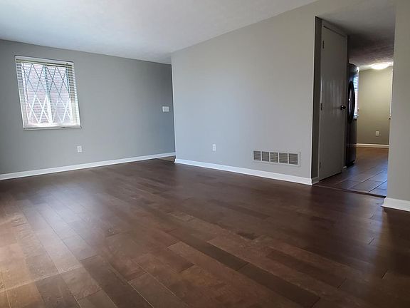 2nd image of 487 Glencoe Ct