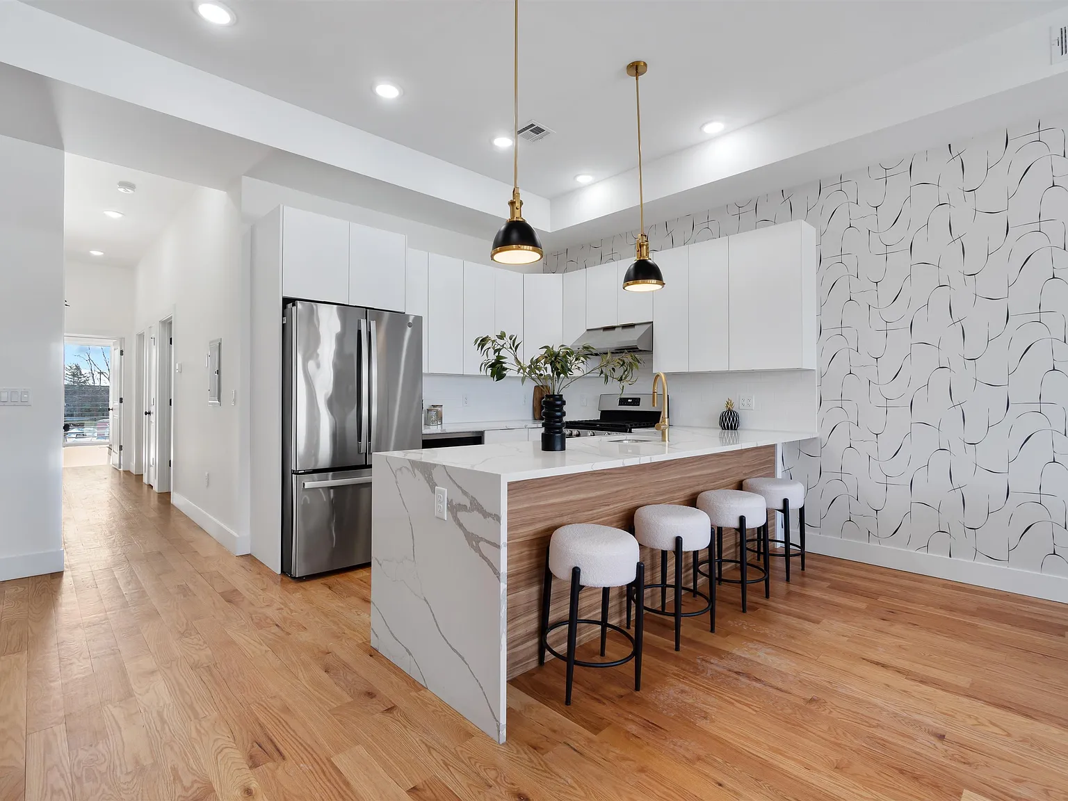 3 bed, 2.0 bath, 1354 sqft, $4,200 — Photo 3