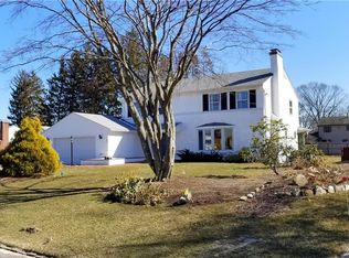 672 Namquid Dr, Warwick, RI 02888