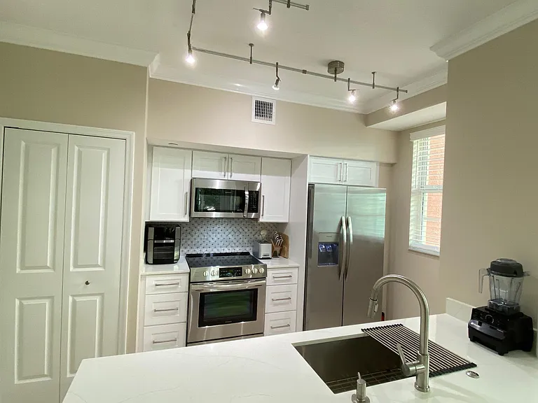 225 NE 1st St #202 — Photo 7