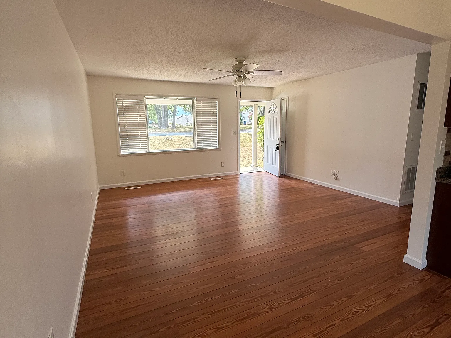 3 bed, 1204 sqft, $1,350 — Photo 4