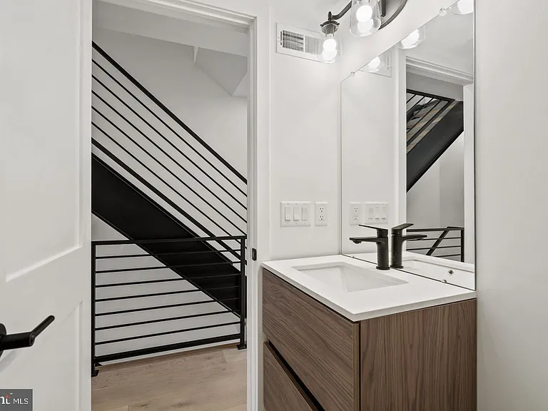 2209 Montrose St — Photo 35