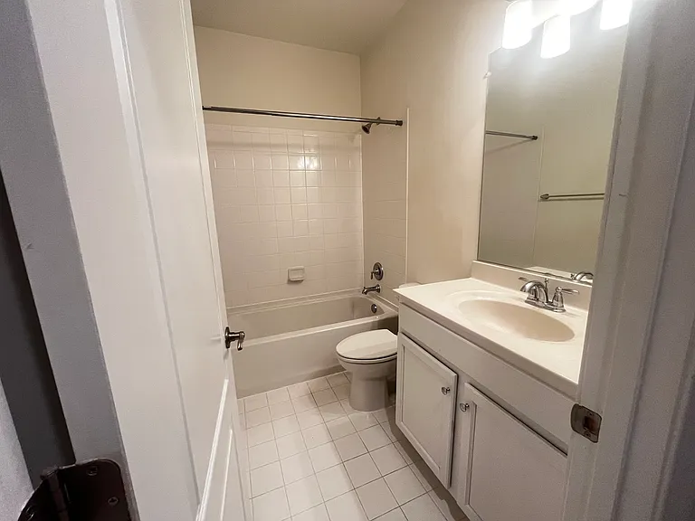 8195 Falls Grove Dr — Photo 6