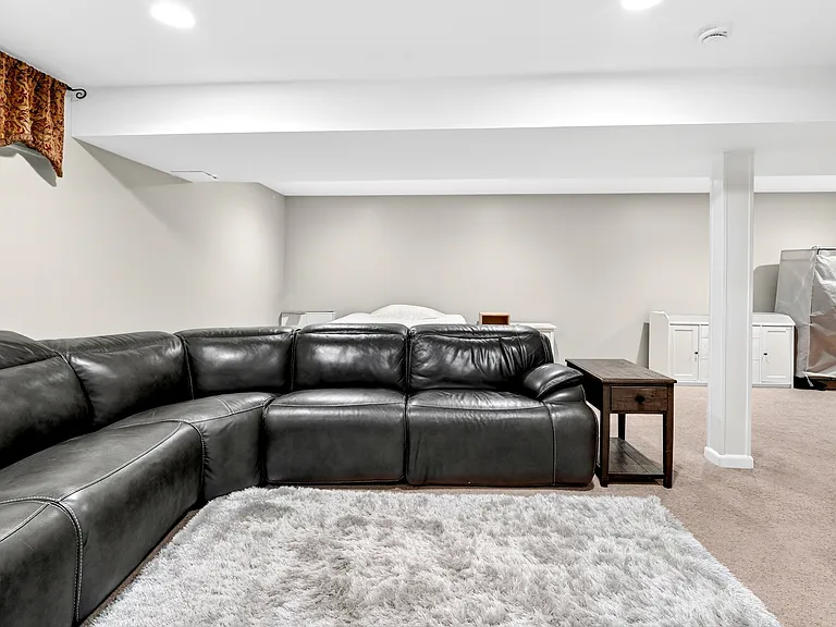 554 Adirondack Ct — Photo 17