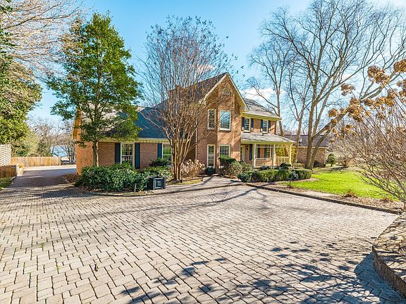 3rd image of 1561 Oxford Ct