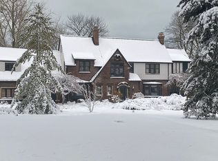 1046 E Thorne Ln, Fox point, WI 53217