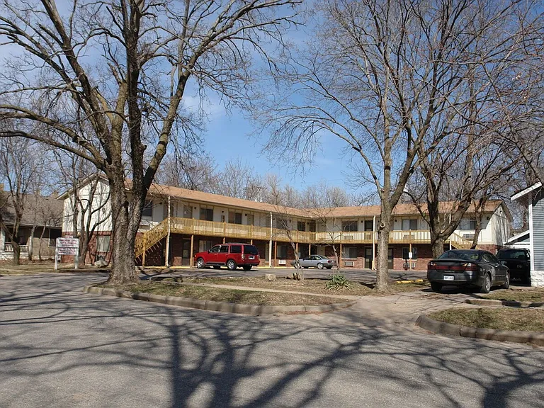 128 S Kansas Ave — Photo 1