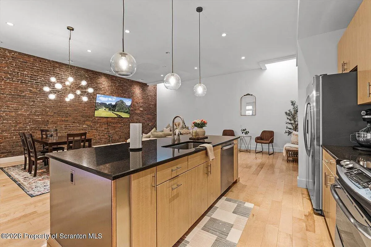 2 bed, 1.5 bath, 1475 sqft, $2,800 — Photo 2