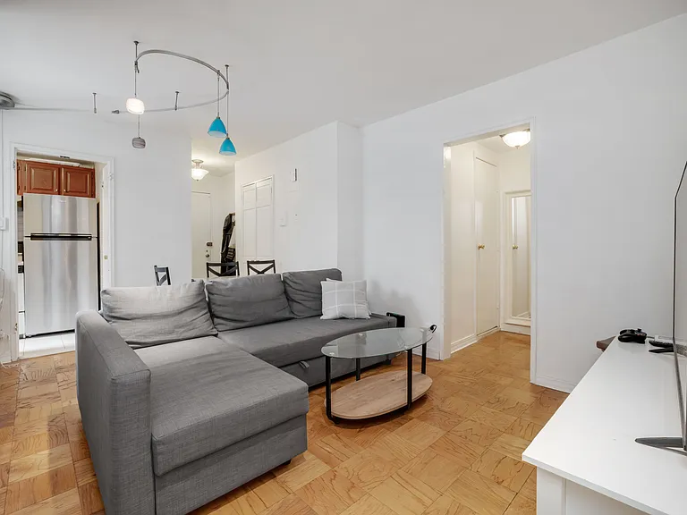 245 E 35th St #2H — Photo 2