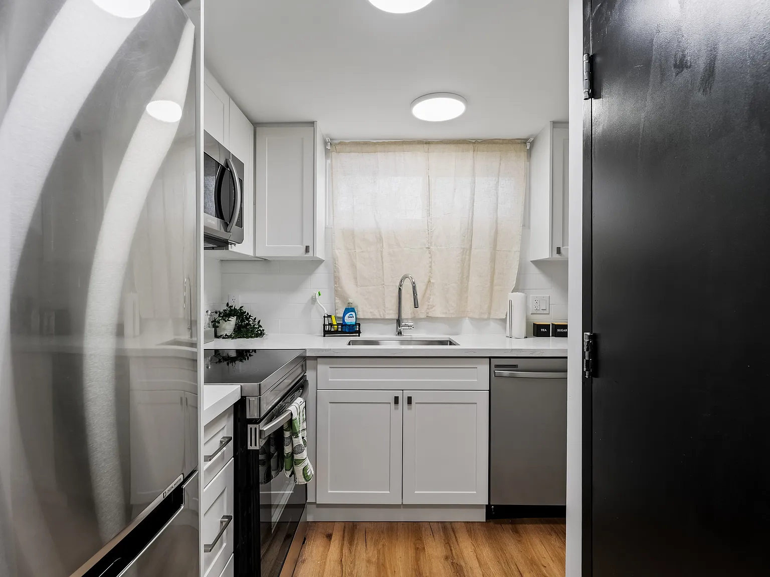 Studio - 610 King St E — Photo 2