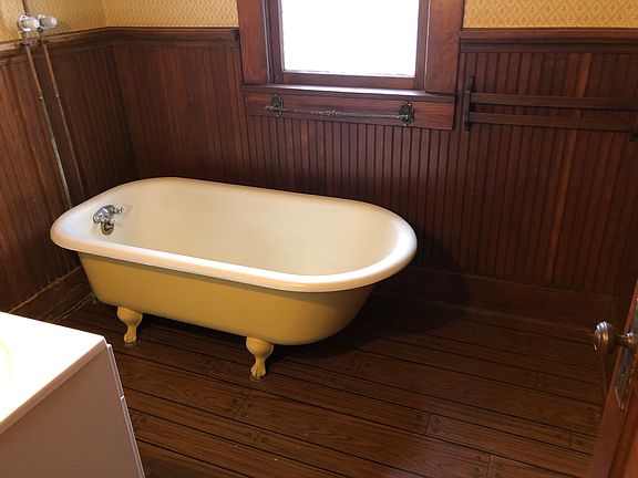 Claw foot bathtub/shower