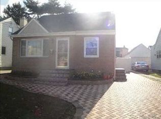 45 Raff Ave, Mineola, NY 11501