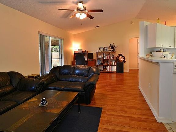 3rd image of 821 Lindley Blvd