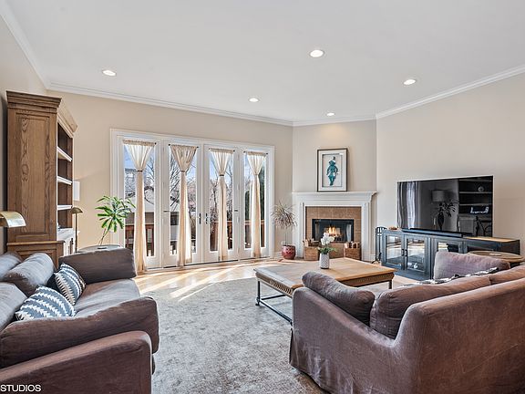 4th image of 5709 N Ravenswood Ave