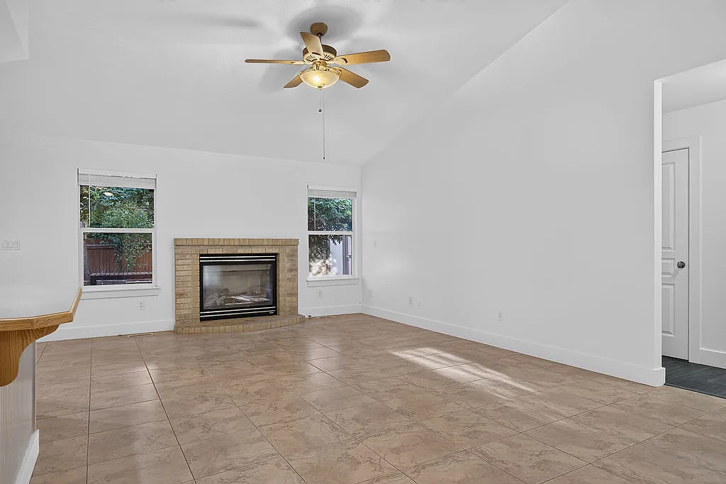 3 bed, 1571 sqft, $2,200 — Photo 4