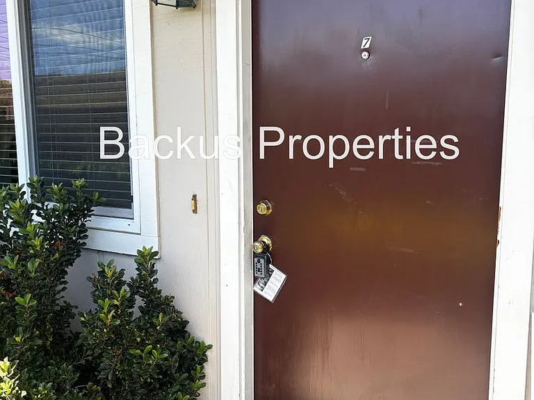 Iverson St 940 — Photo 2