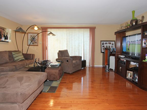 3rd image of 402 Williamsburg Dr