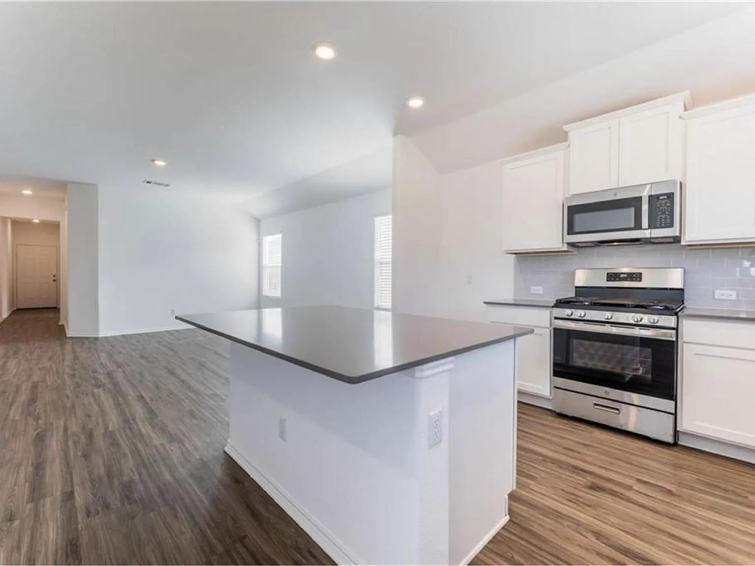 3 bed, 2.0 bath, 1601 sqft, $2,150 — Photo 2
