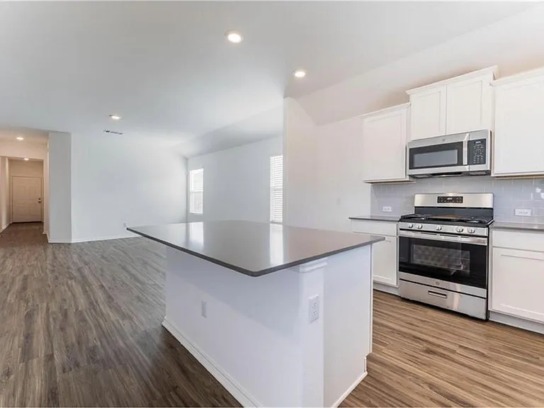 381 Jack Ryan St — Photo 2
