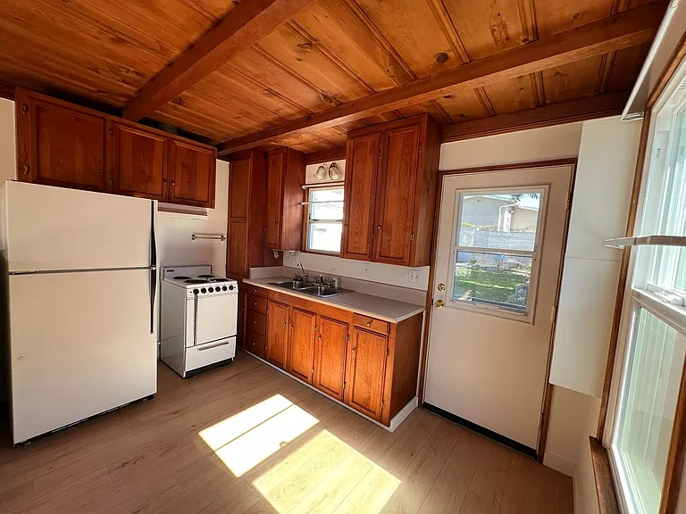 930 Anchor St — Photo 5
