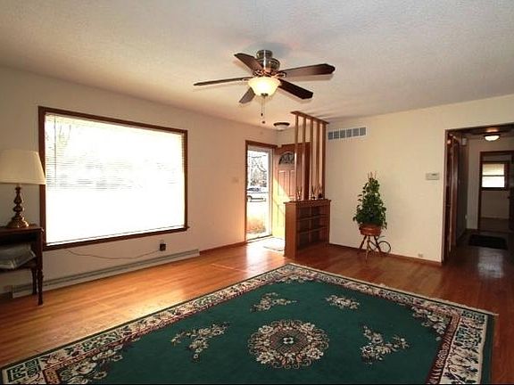 2nd image of 904 W Montclaire Ave