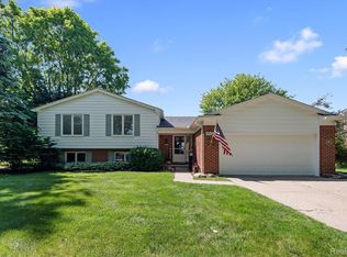 2366 Cumberland Dr, Troy, MI 48085